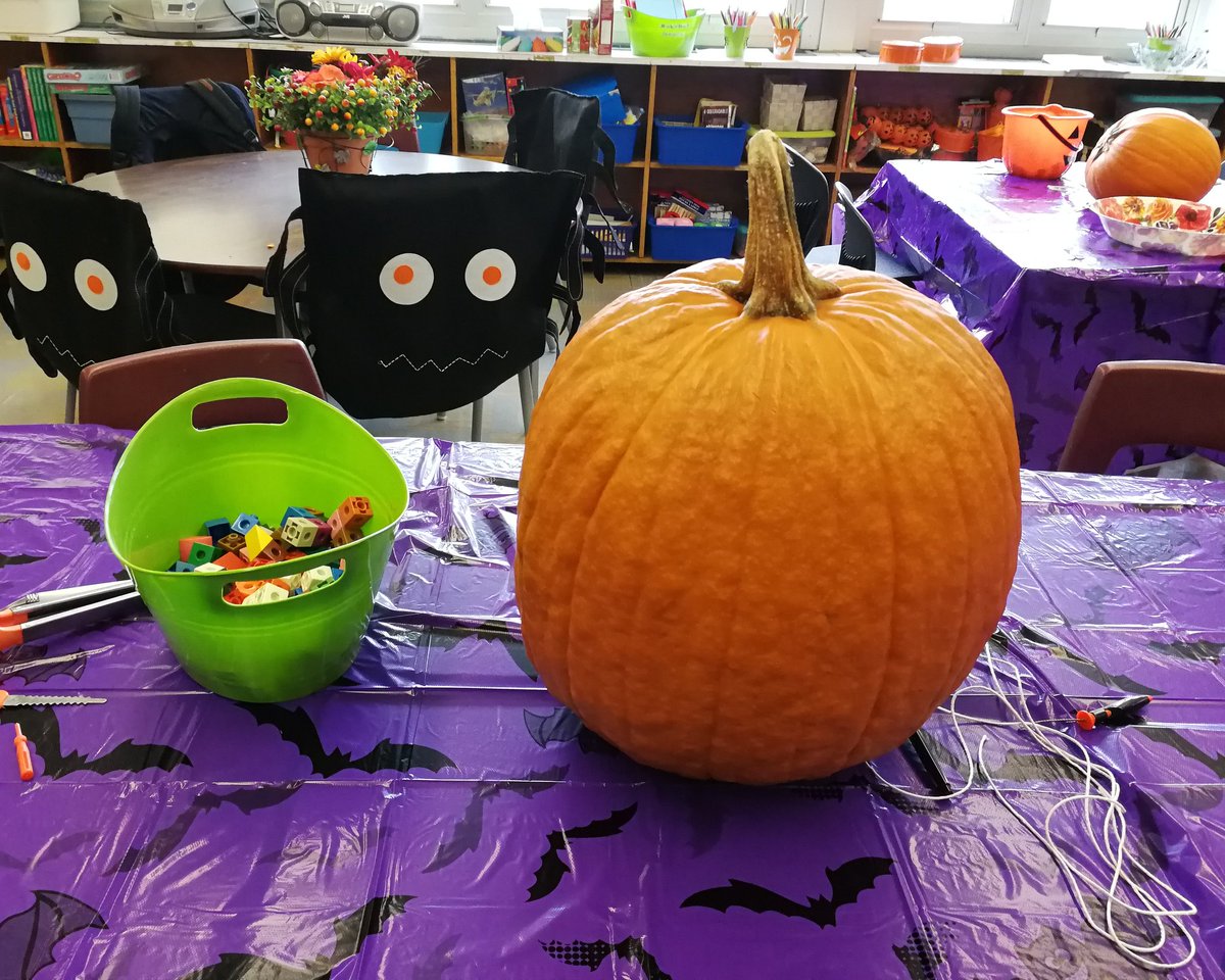 JuCaCh8's tweet photo. Pumpkin fun. Thank you to our student teacher Ms. McD and awesome volunteers for helping us explore! #pumpkinsfloat https://t.co/oxQynzdVGG