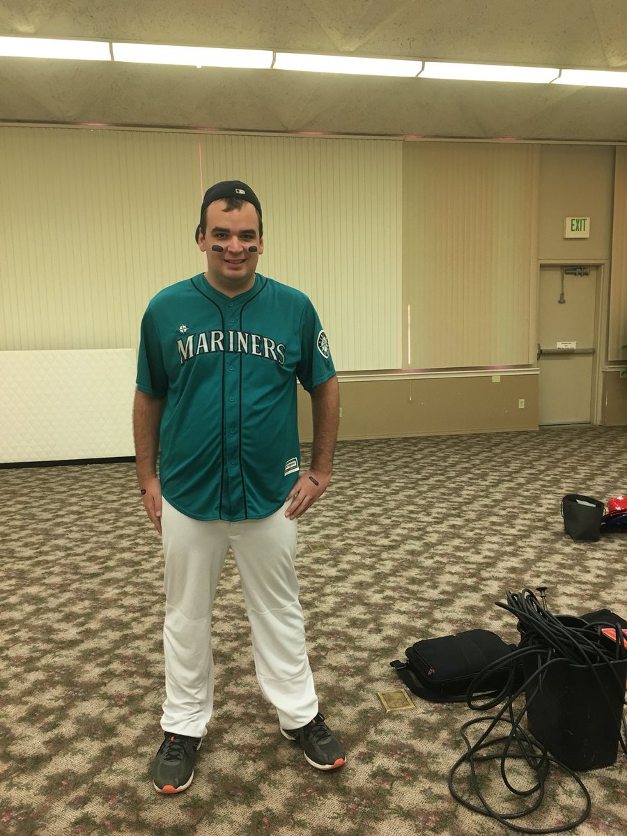 _kendallrjones_'s tweet photo. Paying homage to “The Kid” Ken Griffey Jr. tonight by wearing his jersey and the backwards cap. @ColumbiaBasinYL #cbyl #halloweenclub https://t.co/iSXg5EdVdP