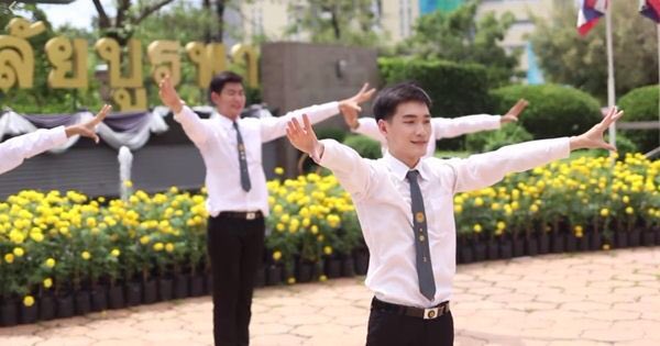 CheerleaderLog's tweet photo. รักพ่อ...ไม่มีวันพอเพียง รับชมต่อได้ที่
 👉🏻 https://t.co/7BjyJu5R7I 
ขอขอบคุณ 
เพลง รักพ่อ...ไม่มีวันพอเพียง  : รวมศิลปินอาร์เอส #ทีมบูรพา https://t.co/dACa994PN4