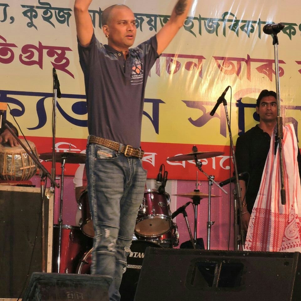Kangkan_Msd24's tweet photo. অসমৰ কাৰণে যিজন শিল্পীয়ে নিজৰ টকা পইচাৰ কথা ও চিন্তা নকৰি আনক সহায় কৰে, সেই শিল্পী ক অসমীয়া ই চিনি এ নাপালে 😢😢😔😔
ঘটনাবোৰ বহু দুখজনক। https://t.co/ZNuKLlJPip