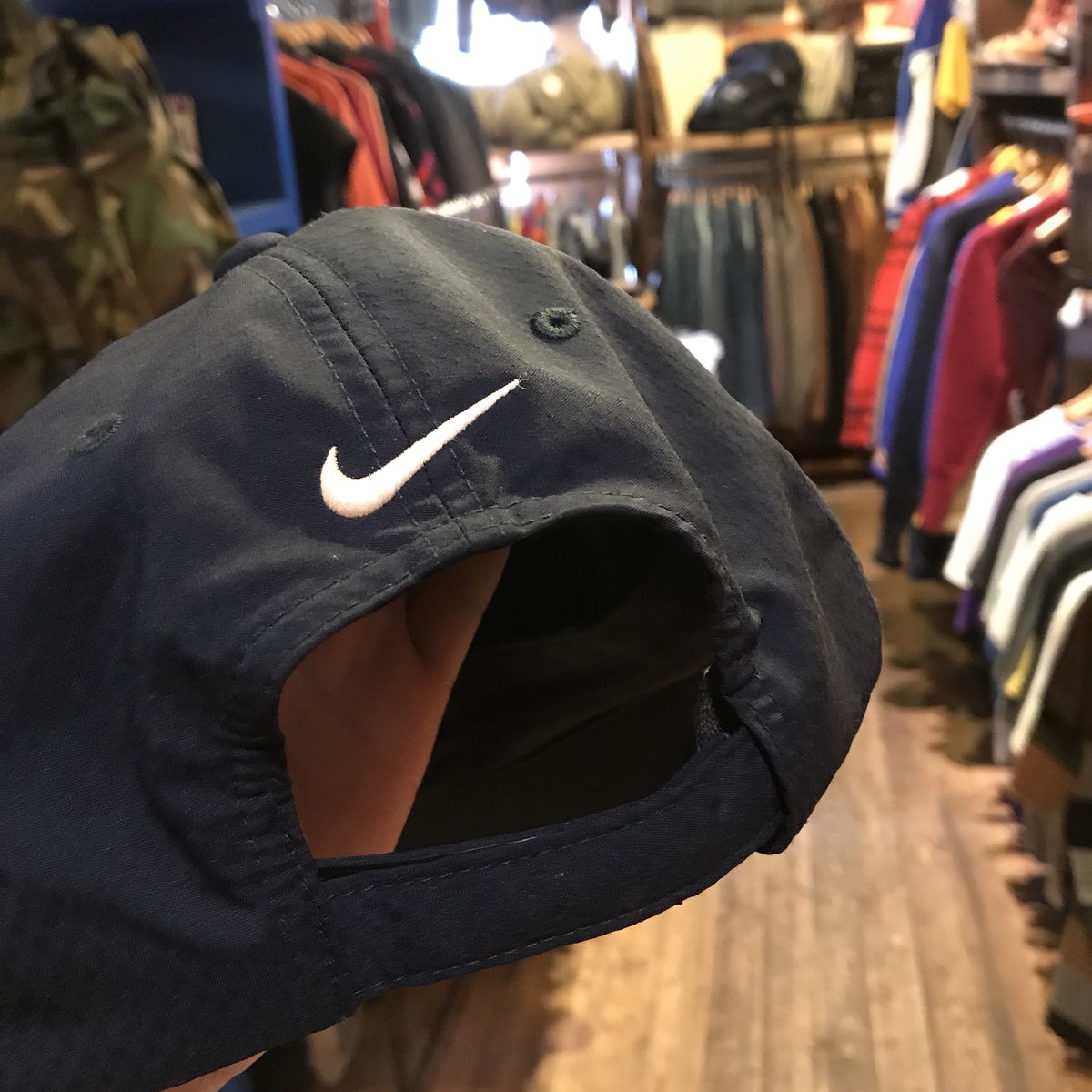 howdy_88's tweet photo. NIKE GOLF 🇺🇸

ランニングCAP 🌱

ですが、普段使いとしても問題無さそうです◎

フロントには
ベンツのエンブレムが刺繍されています🚗

当店では人気のアイテムです👍🏻
お早めに💨！

2F
size  F
price  ¥1590 https://t.co/1jQmlwiTdH