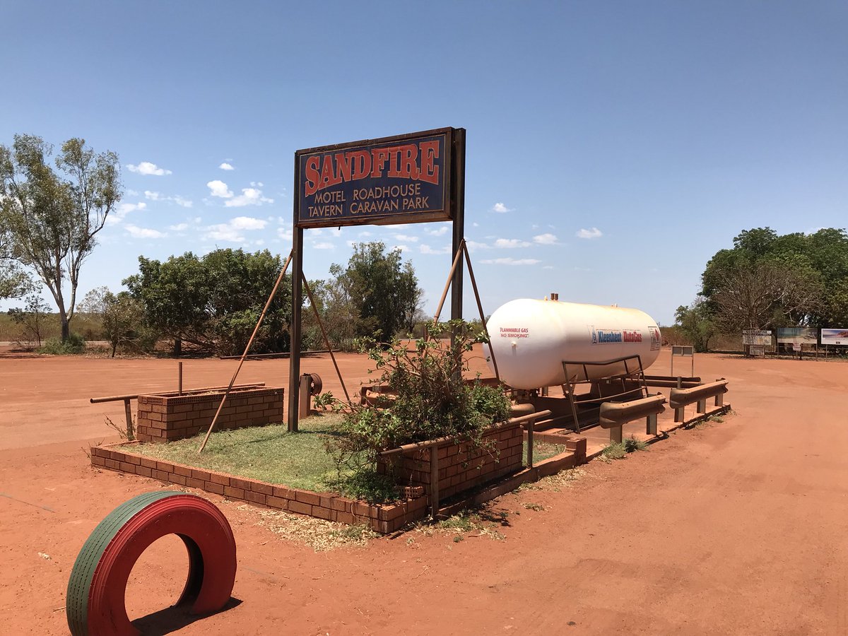 BrettStacey37's tweet photo. A balmy 43c at #SandFireRoadHouse today! @roseby_andrew @DeclanANZ https://t.co/Pi5gkWn3aH