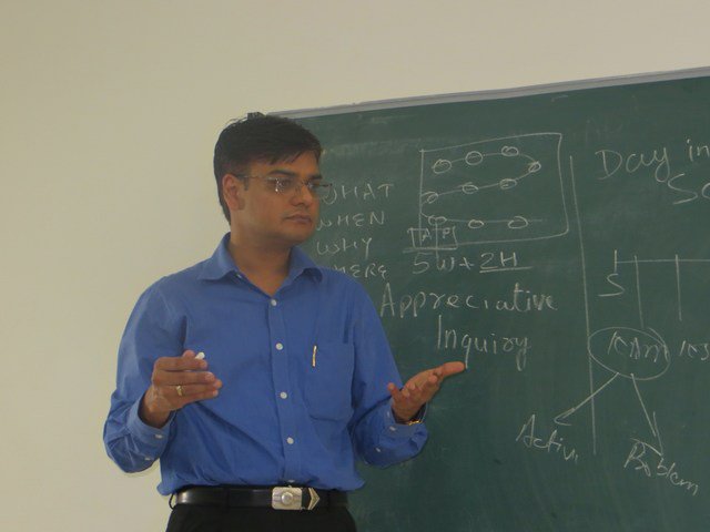 ISME_MBA's tweet photo. On October 26th 2017, Dr. Pawan Soni, an Entrepreneur shared his knowledge  on Innovation with our PGDM students. #ISMECorporateConnect https://t.co/FoLTZZEebt