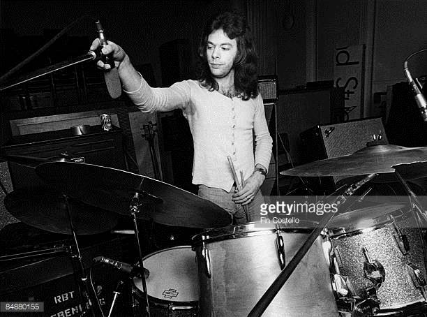 68 years ago, was born Bob Siebenberg, Supertramp\s drummer. Happy birthday. 