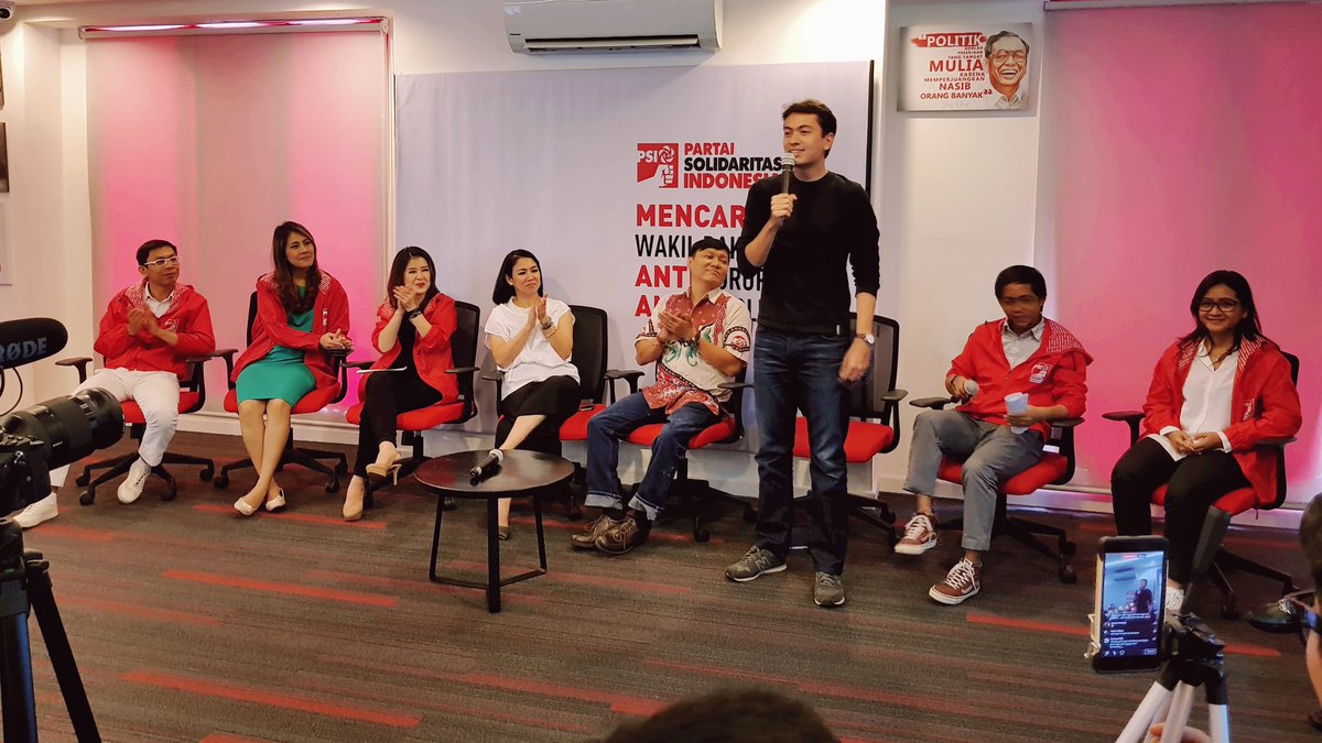 saidiman's tweet photo. Staf ahli Ahok dan mahasiswa Lee Kuan Yew School of Public Policy ini daftar Bacaleg PSI. Mantap, @rianernesto. #3LawyerGabungPSI #GoRian https://t.co/pOj4rC4XUm