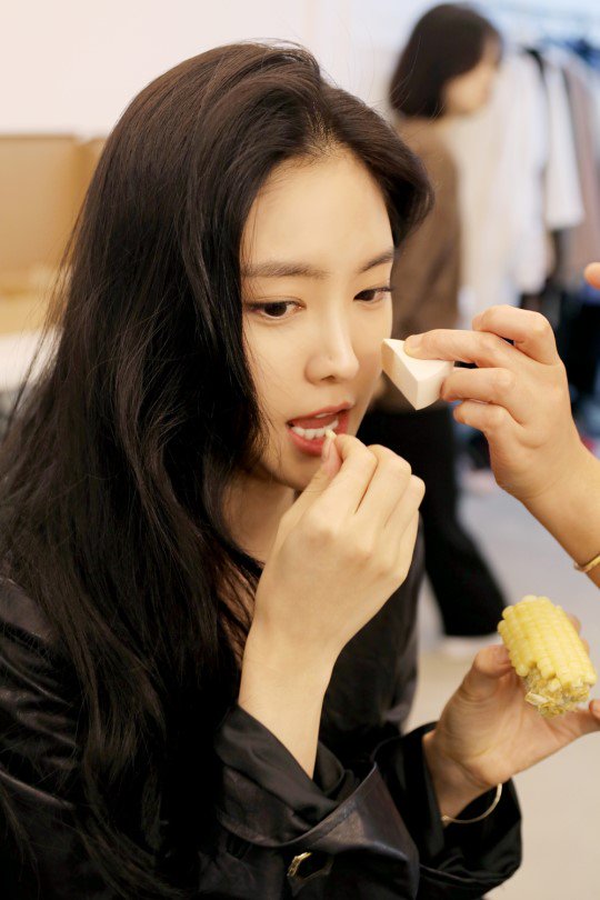 sonnaeun_com's tweet photo. Apink 나은이의 뷰티플한 화보 현장! [2] #에이핑크 #손나은 #나은 #Apink #naeun https://t.co/4iID8pzYlW https://t.co/549Twxyyk1