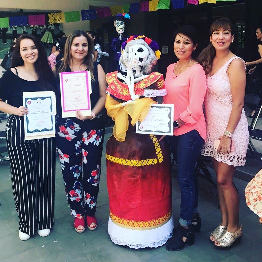 AnaValencia_M's tweet photo. Estaba ya la muerte
Chupandose los dientes
Pues por fin se llevaria
A estas hermosas docentes.
#CalaveritasLiterarias
#ATPSector08E https://t.co/ABz4ccJrOQ