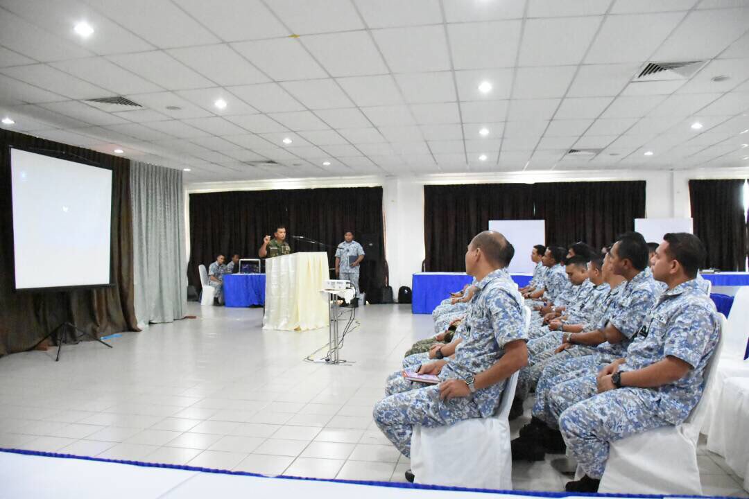 MPA_Timur's tweet photo. Integrated Team Training 2/17. Enhancing operational knowledge for Eastern Fleet Officers &amp; Staff. The safety &amp; security of our waters is always our priority. 
#ITT2/17 #knowledge #safetyandsecurity #sovereigntyofourwaters @mykamarul @syedzahirputra @tldm_rasmi https://t.co/qxFZxfAirq