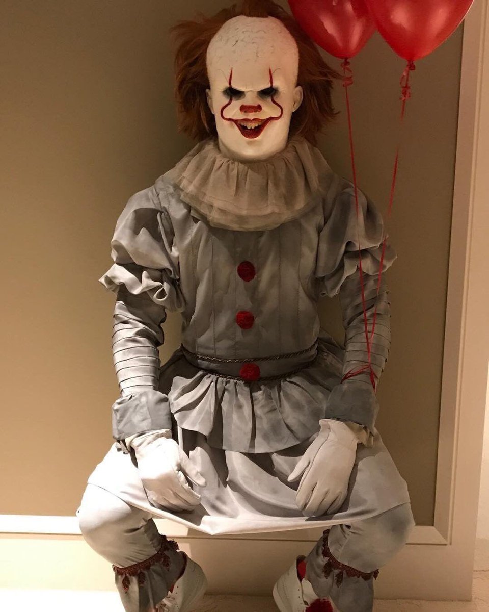 parallelecinico's tweet photo. LeBron si è travestito da Pennywise. 
Ha chiesto a Tyronn Lue se vuole un palloncino.
#Halloween #NBAtipo https://t.co/cGHETxLho1