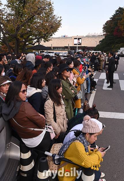 mushroomee's tweet photo. 👦 👰 171031 #송송 #송혜교 #송중기#SongSong  #SongSongCouplewedding 
fans outside wedding venue.

This is me when Oppa gets married 😆 https://t.co/0q70OOxEiO