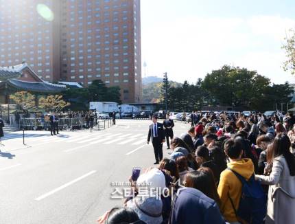 mushroomee's tweet photo. 👦 👰 171031 #송송 #송혜교 #송중기#SongSong  #SongSongCouplewedding 
fans outside wedding venue.

This is me when Oppa gets married 😆 https://t.co/0q70OOxEiO