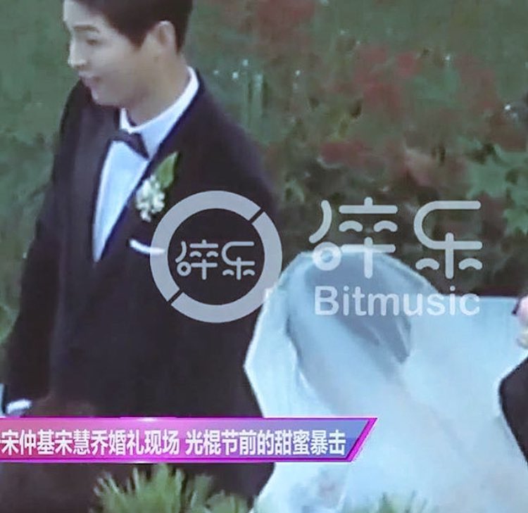 _aurorarain_'s tweet photo. AHH THIS IS PERFECT. Just look at how happy both of them are 😍😍 #SongSongCouplewedding https://t.co/EjpvJjQyxb