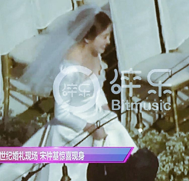 _aurorarain_'s tweet photo. AHH THIS IS PERFECT. Just look at how happy both of them are 😍😍 #SongSongCouplewedding https://t.co/EjpvJjQyxb