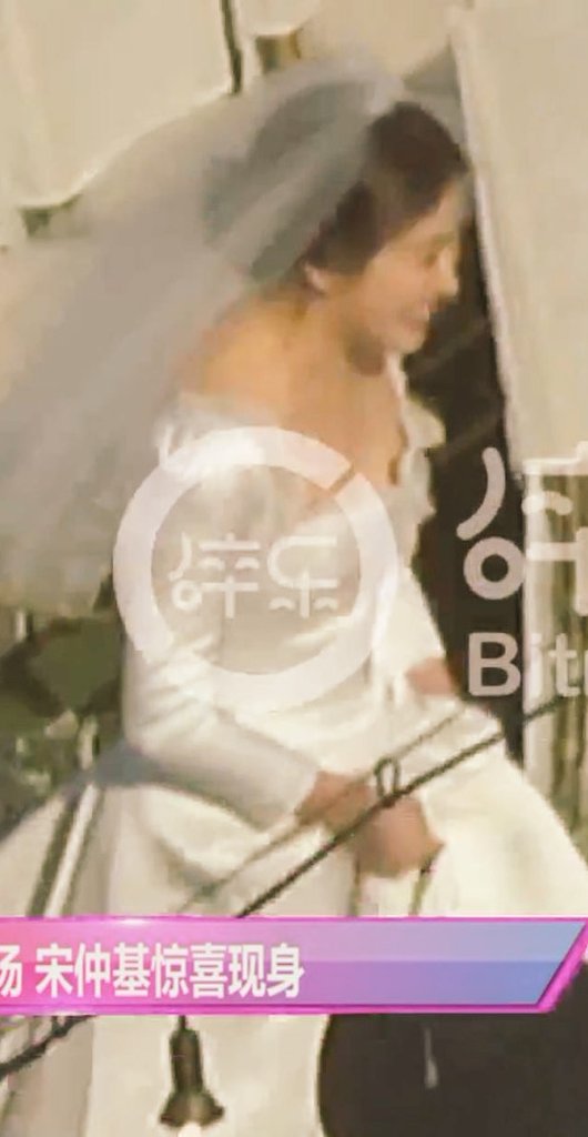 JoongKiPH's tweet photo. 171031 The Bride and The Groom!! 🤵👰💕💍

#송중기 #송혜교 #송송커플결혼식 #SongSongCoupleWedding  #SongSongCouple https://t.co/htPBLHwJIv