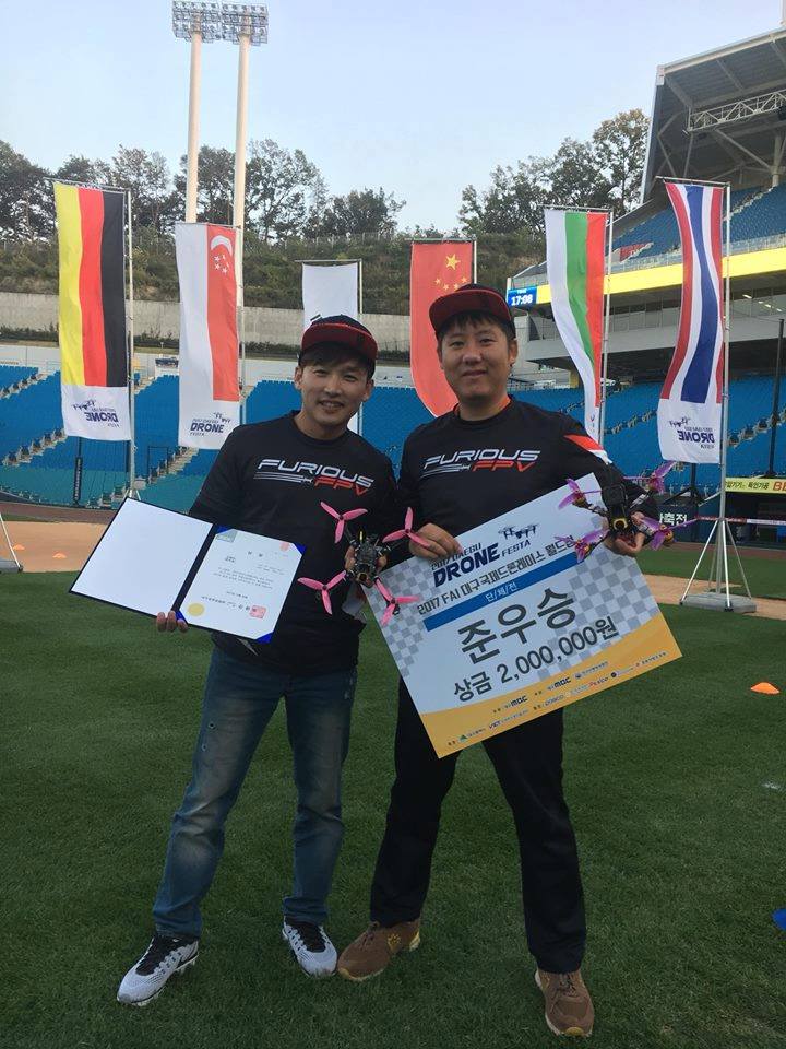 Congrats to #FuriousFPV pilots Hyunyeon Kim and DongKi Han for winning 2nd place at 2017 FAI #Daegu Drone Festa for team race!
#Dronerace