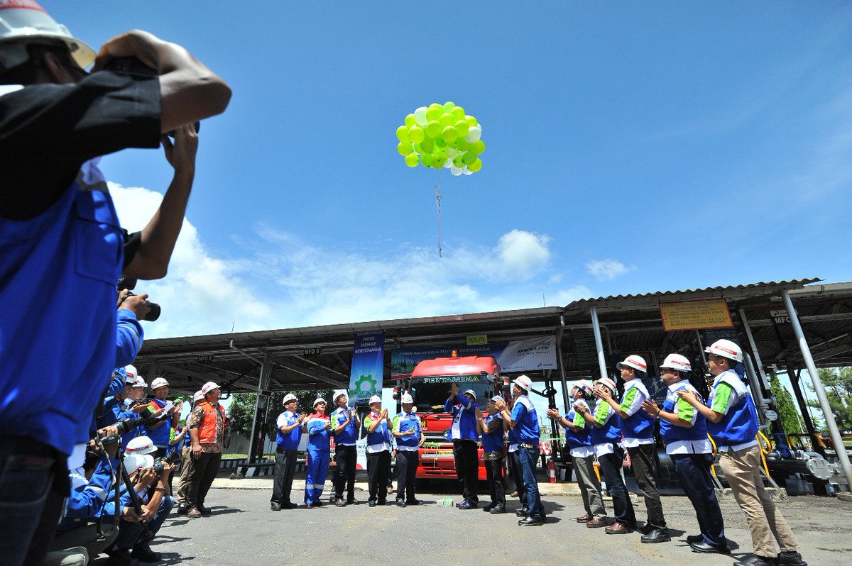 pertamina's tweet photo. GM MOR IV Ibnu Chouldum: Adanya supply point baru #Dexlite di RU IV, kebutuhan konsumen dgn bahan bakar ramah lingkungan mampu dipenuhi. https://t.co/ttWZpnHblu
