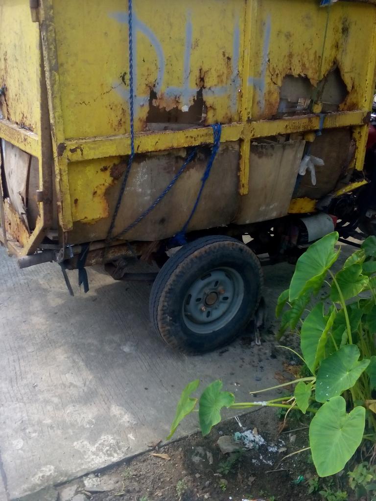 dhinov's tweet photo. Bgaim dgn mobil  sampah di wilayah perumnas 3 parungpanjang#jgn hanya diam saja... https://t.co/UksNWRmfAU