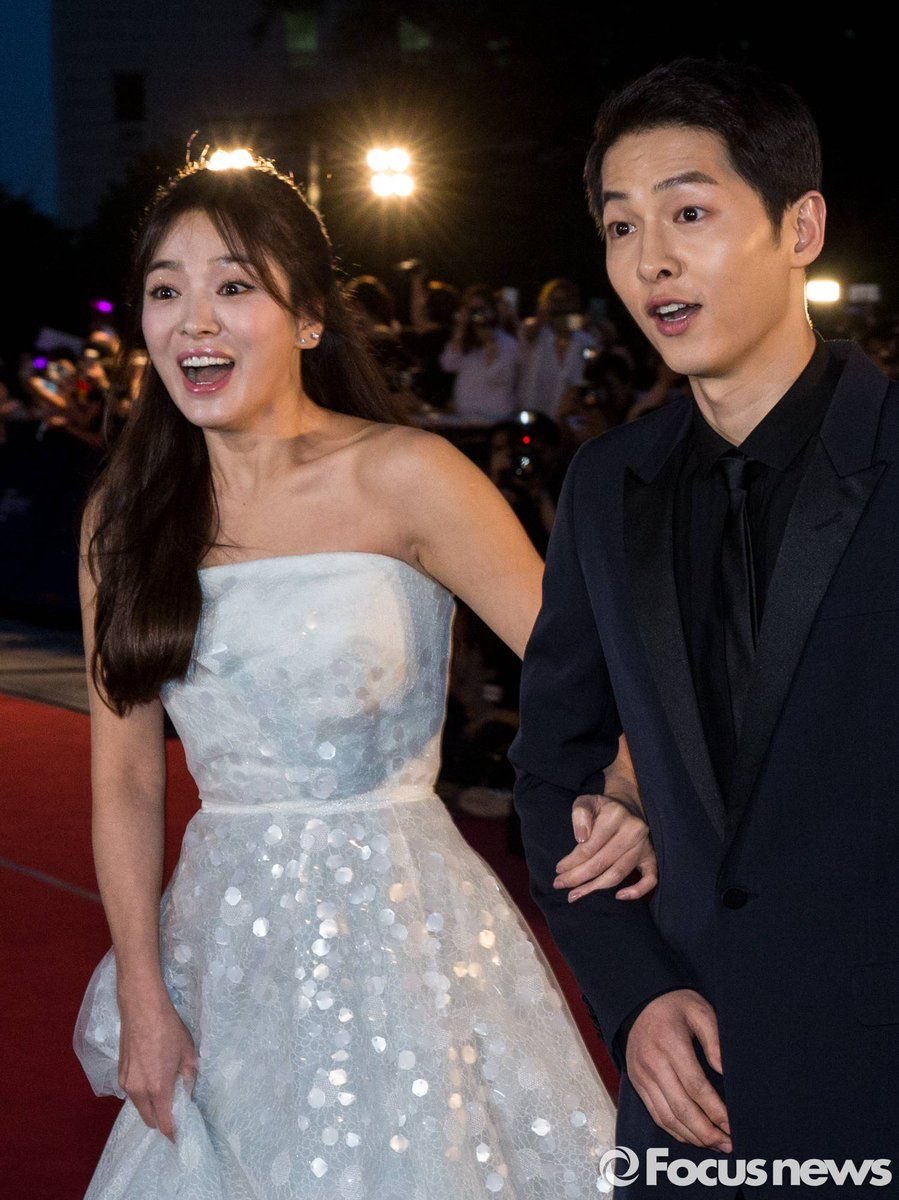 kdramarchive's tweet photo. hyekyo's smile and charming joongki ;; our love goes out to the wonderful couple, may they lead a blessed marriage! #SongSongCouplewedding https://t.co/ZOii6ZRG0g