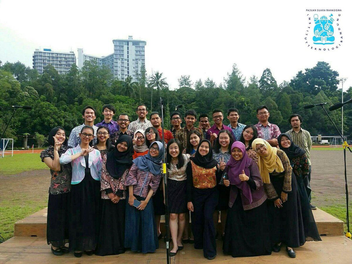 psmitb's tweet photo. PSM-ITB dalam upacara peringatan Sumpah Pemuda, 28 Oktober 2017. Bangun pemudi-pemuda Indonesia!
#psmitb https://t.co/7QZ5GsPEY6