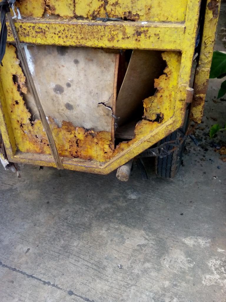 dhinov's tweet photo. Mohon maaf truck sampah di wilayh perumnas 3 parungpanjang sprti ini masihkan pantas??? https://t.co/EO1zI3NziR
