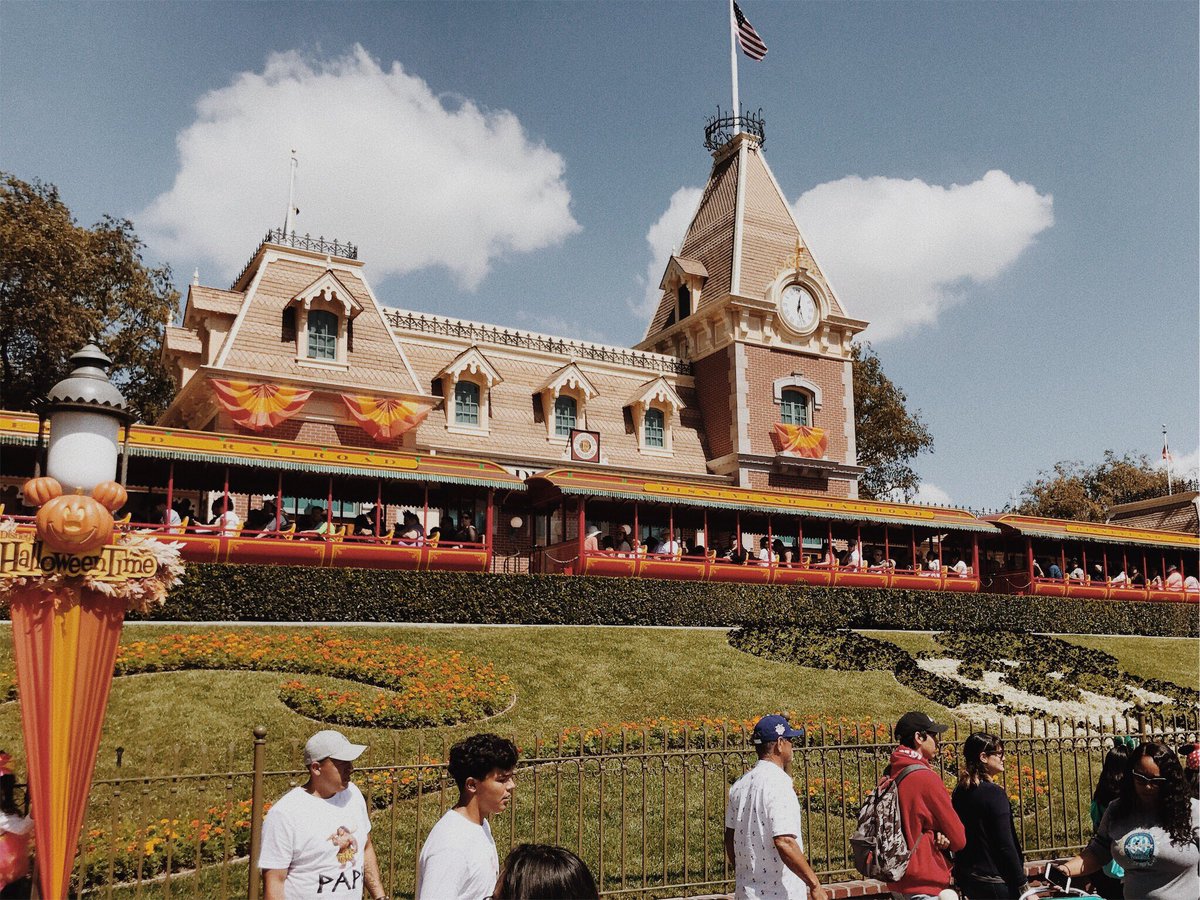 meganlillyann's tweet photo. Missing Disneyland. Already. Again. Nothing new here. #passholderproblems https://t.co/reQu6rH8lm