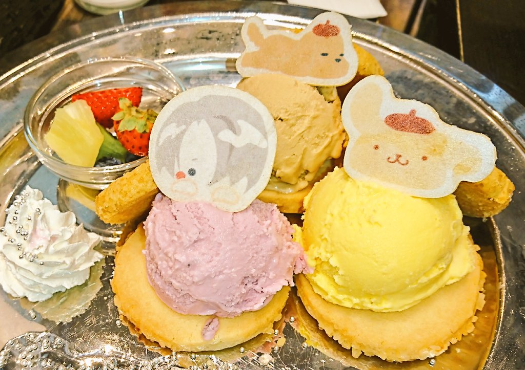 サンリオカフェ行ってきた～!楽しかった楽しかった楽しかった💕皆いい人😂またお会いしたい!!
ヴィクトルデザートめっちゃ重いwビスケットボリュームありすぎwww
色紙も喜んでくれたん✨アナログ苦手だけど描いて良かった😂😂😂 