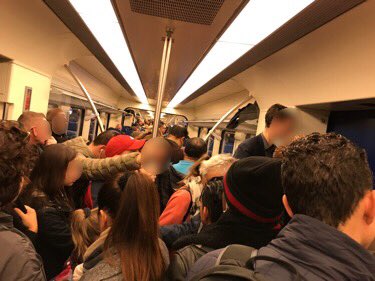 UmutUcar's tweet photo. In de ochtendspits veel te korte treinen inzetten; tè gek voor woorden dit @NS_online. Traject Hoorn Kersenboogerd 06:55 - Schiphol 07:45 https://t.co/wS8GEJrhJa