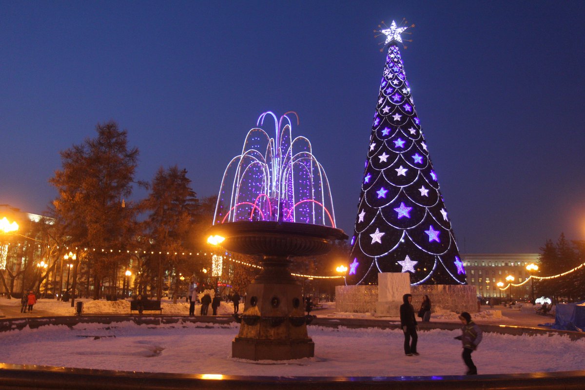 Сквер кирова новый год. Елка на сквере кирова иркутск 2021. Сквер кирова иркутск зимой 2022. Театральная площадь киров зимой. Театральная площадь киров 2021.