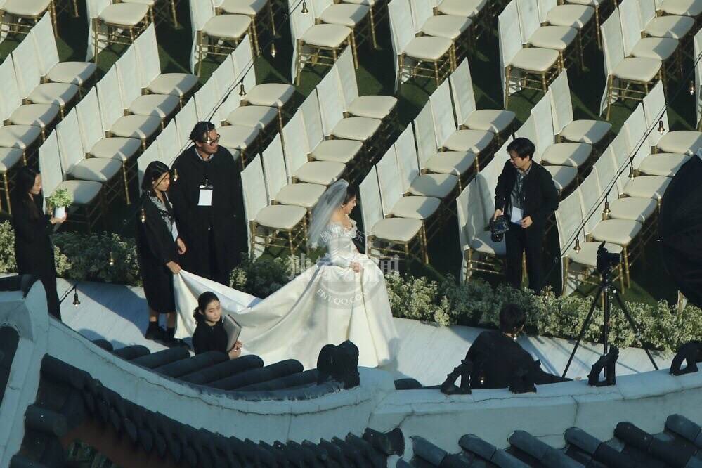 SaranghaeyOppaa's tweet photo. I LOVE YOU MAMANG YEPPEUN ALWAYS ❤️ #SongSongCouplewedding https://t.co/iHFGbzExf3