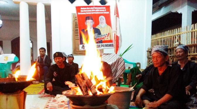 Yahoo_ID's tweet photo. Magis, Pilkades di Cirebon Diwarnai Perang Antar-Dukun https://t.co/Iw8clIREl4 
Berita lainnya: https://t.co/5V0ZVxyHrn https://t.co/nppu3R3NxU