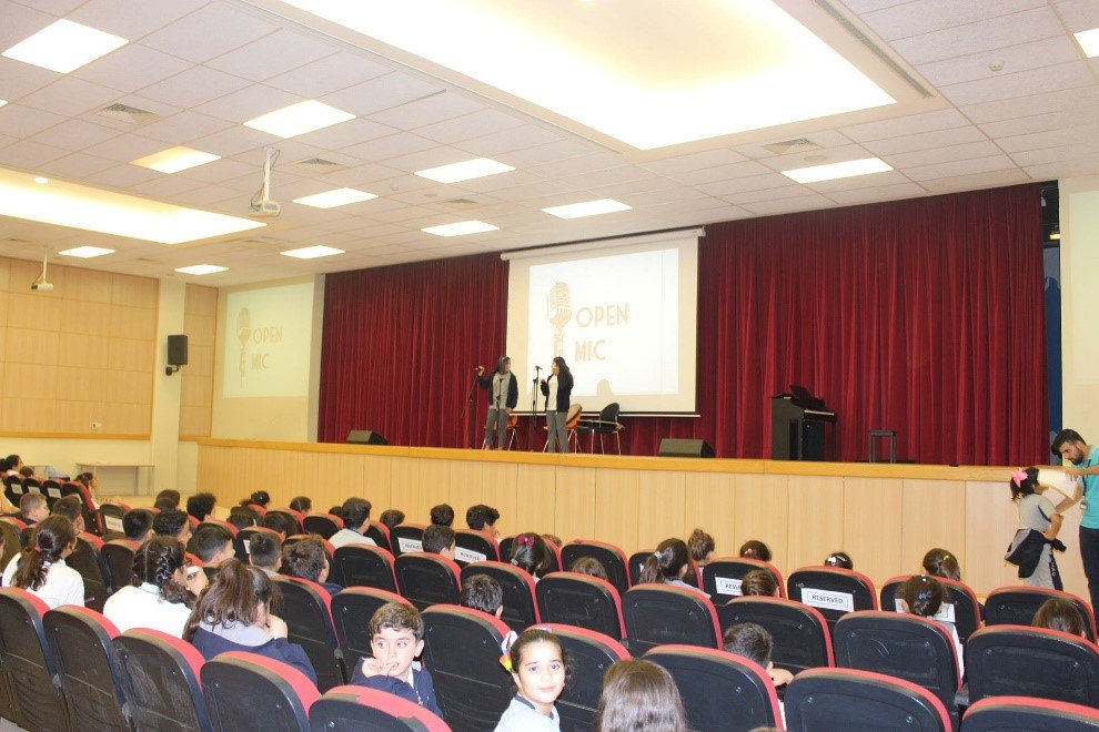 SABIS_US's tweet photo. Students @ ISC-Erbil, #SABIS school in Kurdistan, showcase their musical talents during the 1st open mic event https://t.co/kbZuQyOAft