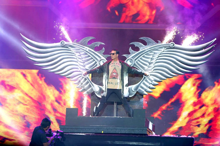 MumbaiAkkians's tweet photo. #FewDaysBack: @akshaykumar sir performs during the audio launch of '2.0' at Burj Park in Dubai. #2Point0 https://t.co/OspmiDEXI0