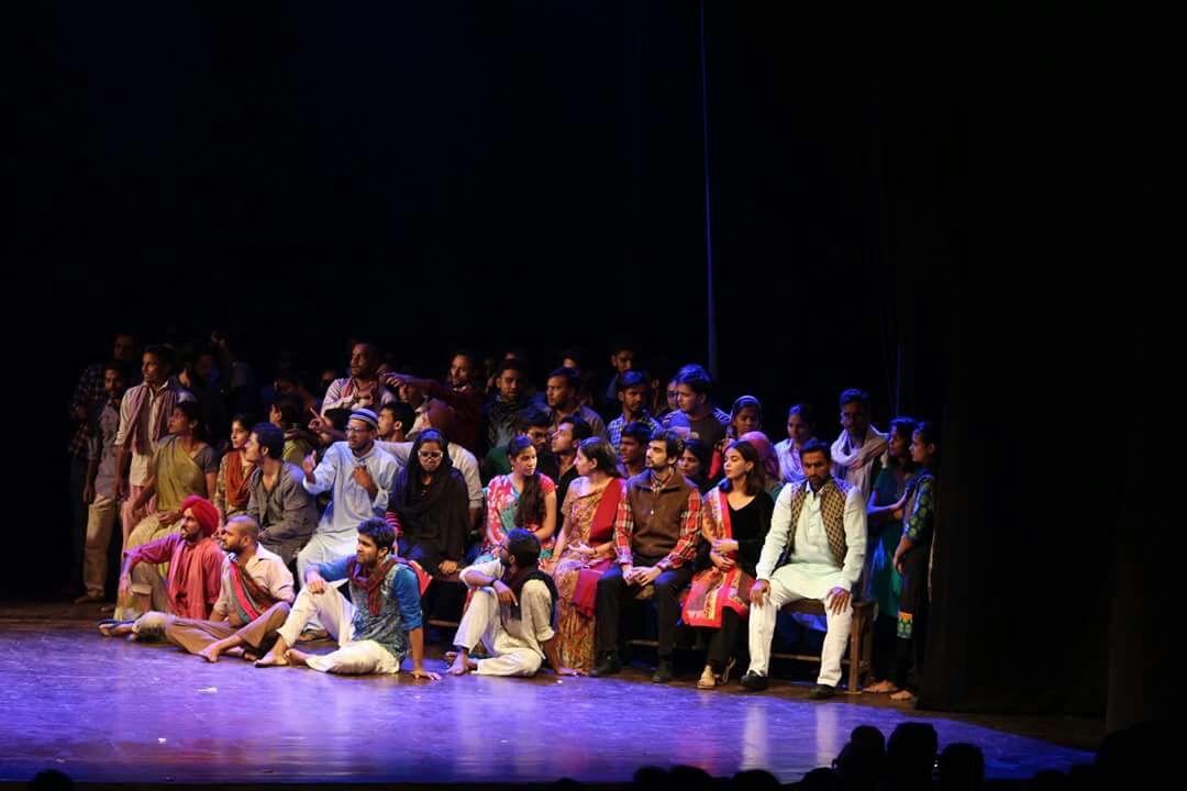 sukhi11592's tweet photo. Spellbound performance by all #Asmita actors #housePack show of #RAMKALII Dir. #ArvindGaur thanks #audiences #DelhiTheatre @AsmitaTheatre https://t.co/RFlBI4t8Ij
