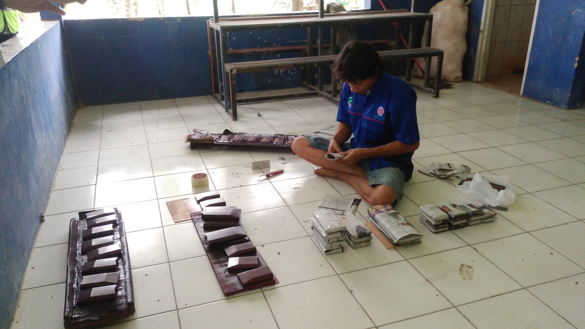aniRingo's tweet photo. Memasuki handicraft mengolah limbah2 kayu jd miniatur pesawat @Harmoni3roda #VisitSMI #Indocement #Harmoni3Roda https://t.co/Nkbk1Sv3sa