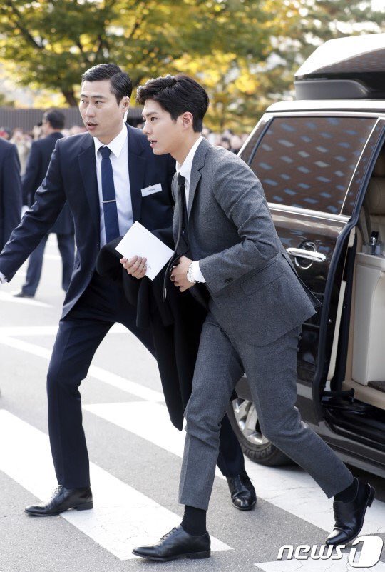 officialbogumph's tweet photo. [PIC] 171031 @BOGUMMY arriving at The Shilla Hotel for the #SongSongCouple wedding. (1)
#ParkBoGum #박보검 https://t.co/o36yXDol1c