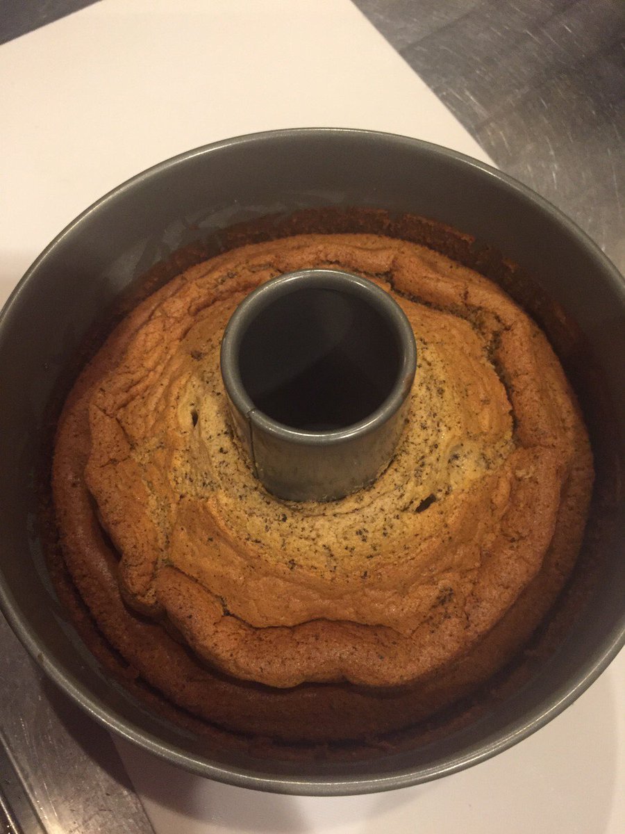 えもじょわ Usata08 こんにちは 少し焼きすぎ なのかなと思いますので温度を10 下げて見てはどうでしょうか シフォンケーキは焼きすぎるとしぼんでしまいますので Twitter