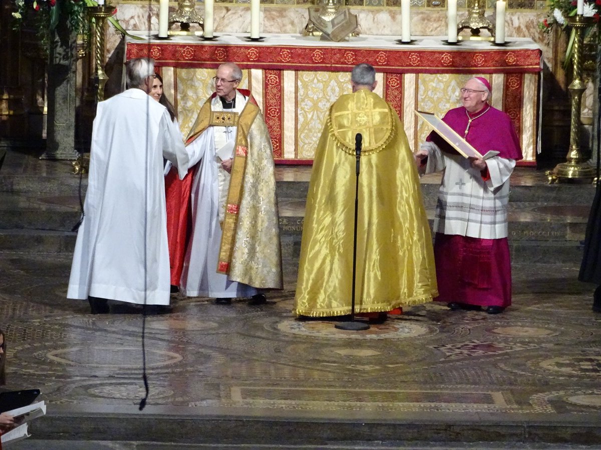 wabbey's tweet photo. In the spirit of Martin Luther, the clergy and congregation greet each other with a sign of peace. A moving moment. #Reformation500 https://t.co/UnMp2xtEFH