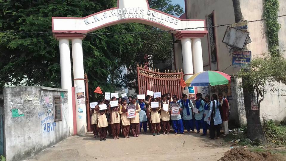 abvpodisha's tweet photo. Studens from Kuntal Kumari Sabat Women College Protesting against Communist #ChaloKerala @ABVPVoice https://t.co/bSqBhwOaZv