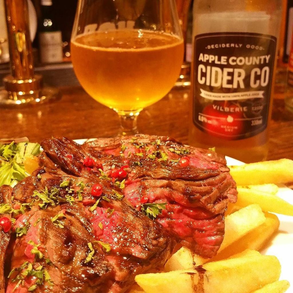 CidreMaster's tweet photo. ガッツリお肉にDryなApple County Cider🍎
#cider #シードル #applecounty #ビーフ #イギリス https://t.co/tVHvHQMpYc https://t.co/cfDjdwF7wg