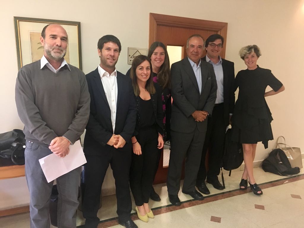 IAE_Austral's tweet photo. Cierre de un ciclo. Los EMBAs presentan sus trabajos finales ante profesores. #losmejoresentrenan #EMBAIAE #mba #executive #crecimiento https://t.co/gLUAVlSWaU