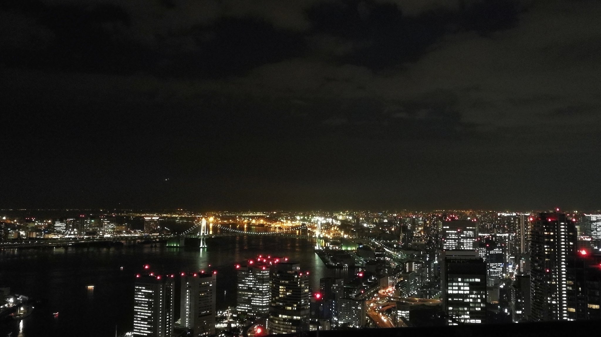 馬走日on Twitter 重新修一下夜景 这是在前些日子有年轻女社员跳楼的dentsu顶楼餐厅 港区夜景一览无余 相机放到行李箱里 所以只用手机拍了一下 Huaweimate9 T Co Licq9qrbjf Twitter