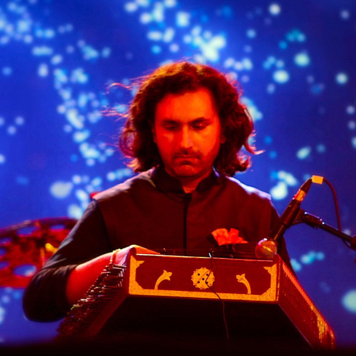 kgafest's tweet photo. An unadulterated expression of truth! 🎶 #throwback to when maestro Rahul Sharma created magic at #HTKGAF17 https://t.co/OlFHEmk03x