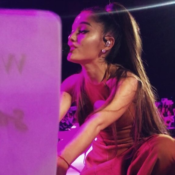 MooonlightChick's tweet photo. #DWTmemorizeDay Ariana's show in Europe  #DWTLyon #DangerousWomanTourLyon 😏 https://t.co/erGRlp8Hpx