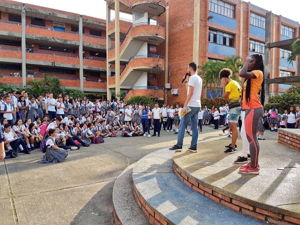 APetrolera's tweet photo. 🚩🏴Estuvimos en el Técnico de Comercio compartiendo con los estudiantes y motivando el amor por los colores de la ciudad y nuestro equipo https://t.co/Hx3vlboByj
