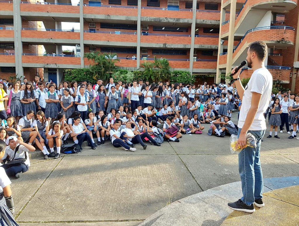 APetrolera's tweet photo. 🚩🏴Estuvimos en el Técnico de Comercio compartiendo con los estudiantes y motivando el amor por los colores de la ciudad y nuestro equipo https://t.co/Hx3vlboByj