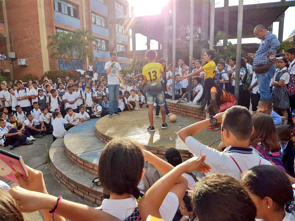 APetrolera's tweet photo. 🚩🏴Estuvimos en el Técnico de Comercio compartiendo con los estudiantes y motivando el amor por los colores de la ciudad y nuestro equipo https://t.co/Hx3vlboByj