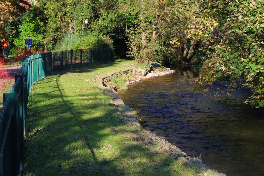 FiveRiversEC's tweet photo. Installation of vegetated wall system on River Test SSSI starting to green up just one week after hydroseeding! @FlexMSE https://t.co/qPEyemG0wV