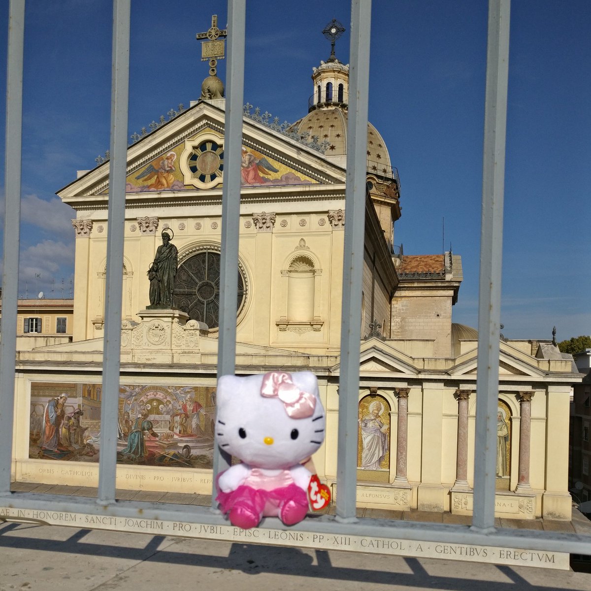 TheTravelKitty's tweet photo. Travel Kitty is back and on a Roman holiday! https://t.co/eNVbYeA3ez
