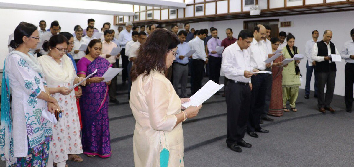 IndiainSL's tweet image. #SardarPatel
#RashtriyaEktaDiwas 
#PledgeForUnity
High Commissioner Sandhu administered pledge in Colombo @IndiaInSriLanka
@SushmaSwaraj