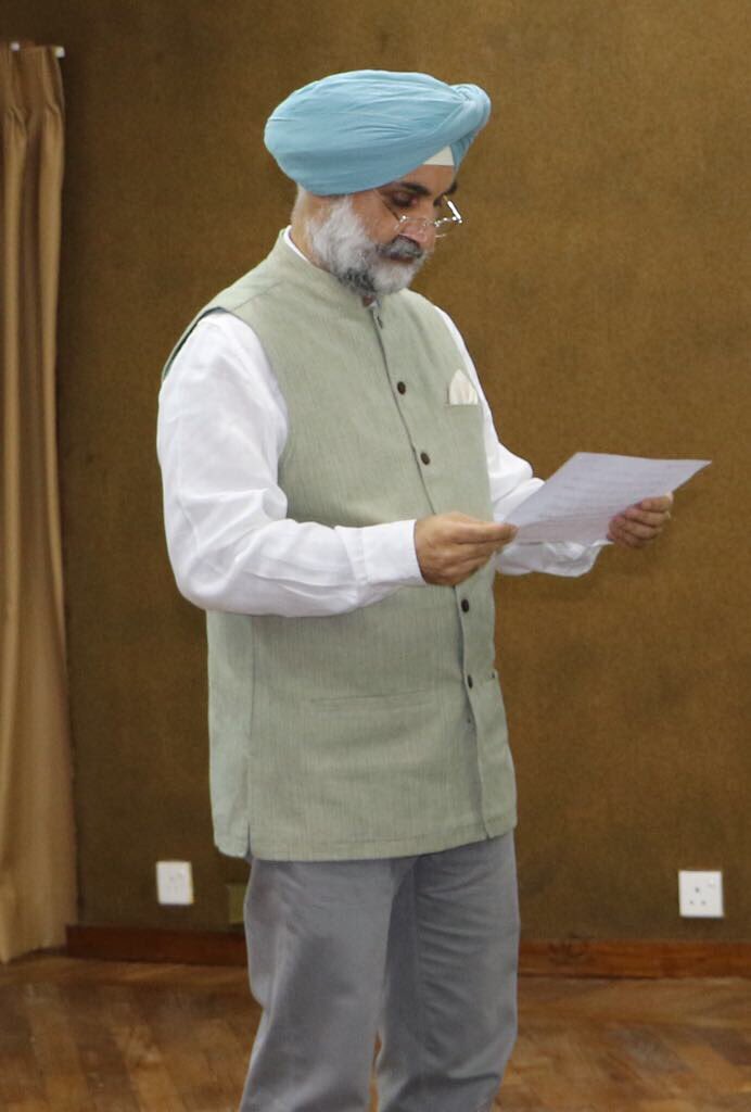 IndiainSL's tweet image. #SardarPatel
#RashtriyaEktaDiwas 
#PledgeForUnity
High Commissioner Sandhu administered pledge in Colombo @IndiaInSriLanka
@SushmaSwaraj